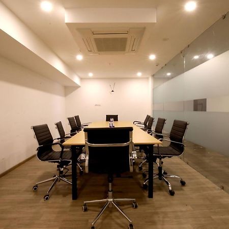 Crayon Hotels Gandhinagar Buitenkant foto