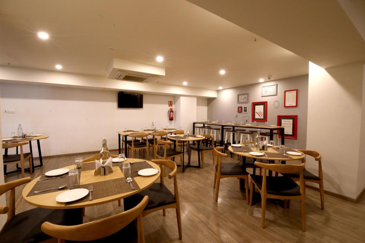 Crayon Hotels Gandhinagar Buitenkant foto