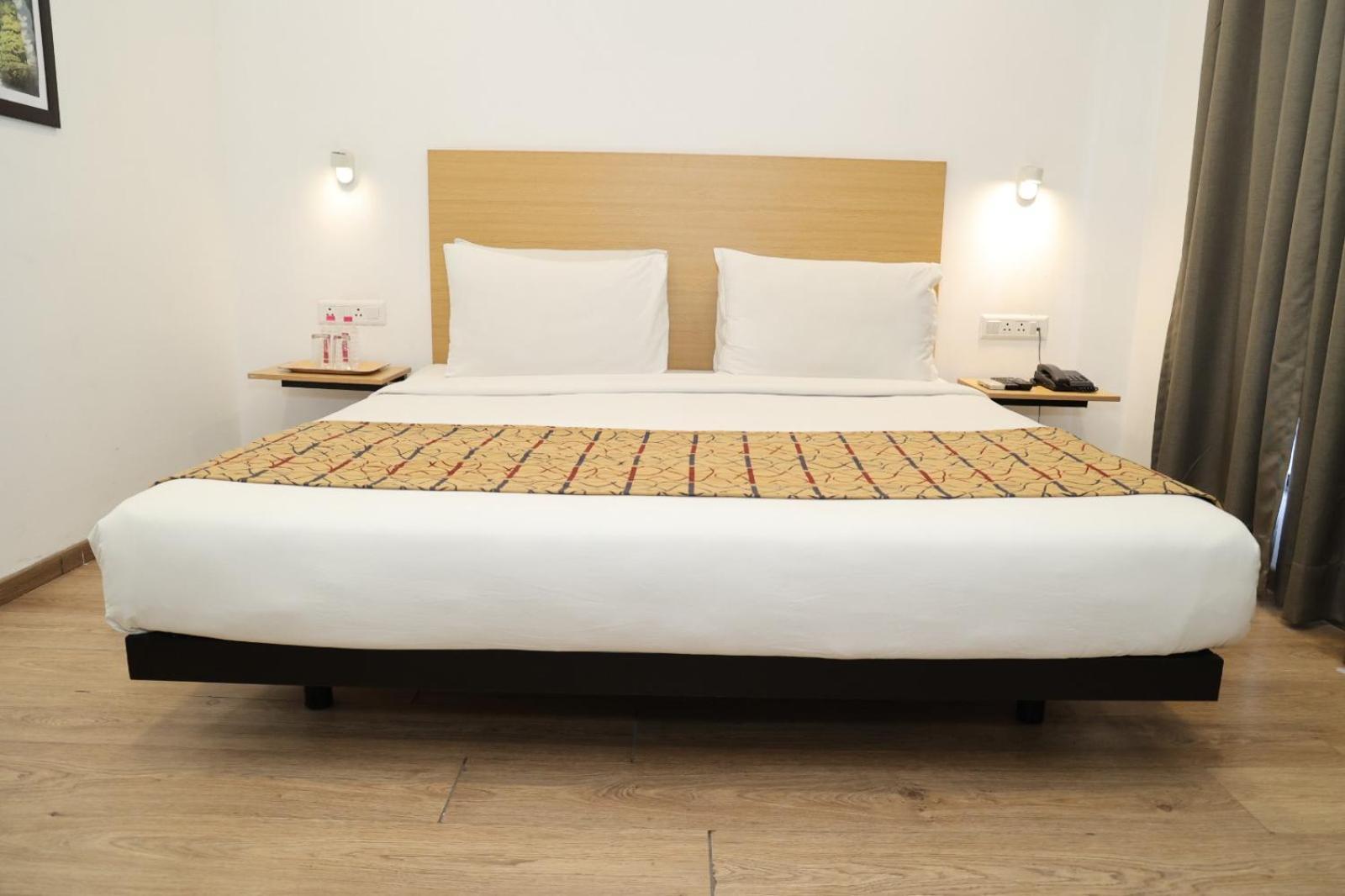 Crayon Hotels Gandhinagar Buitenkant foto