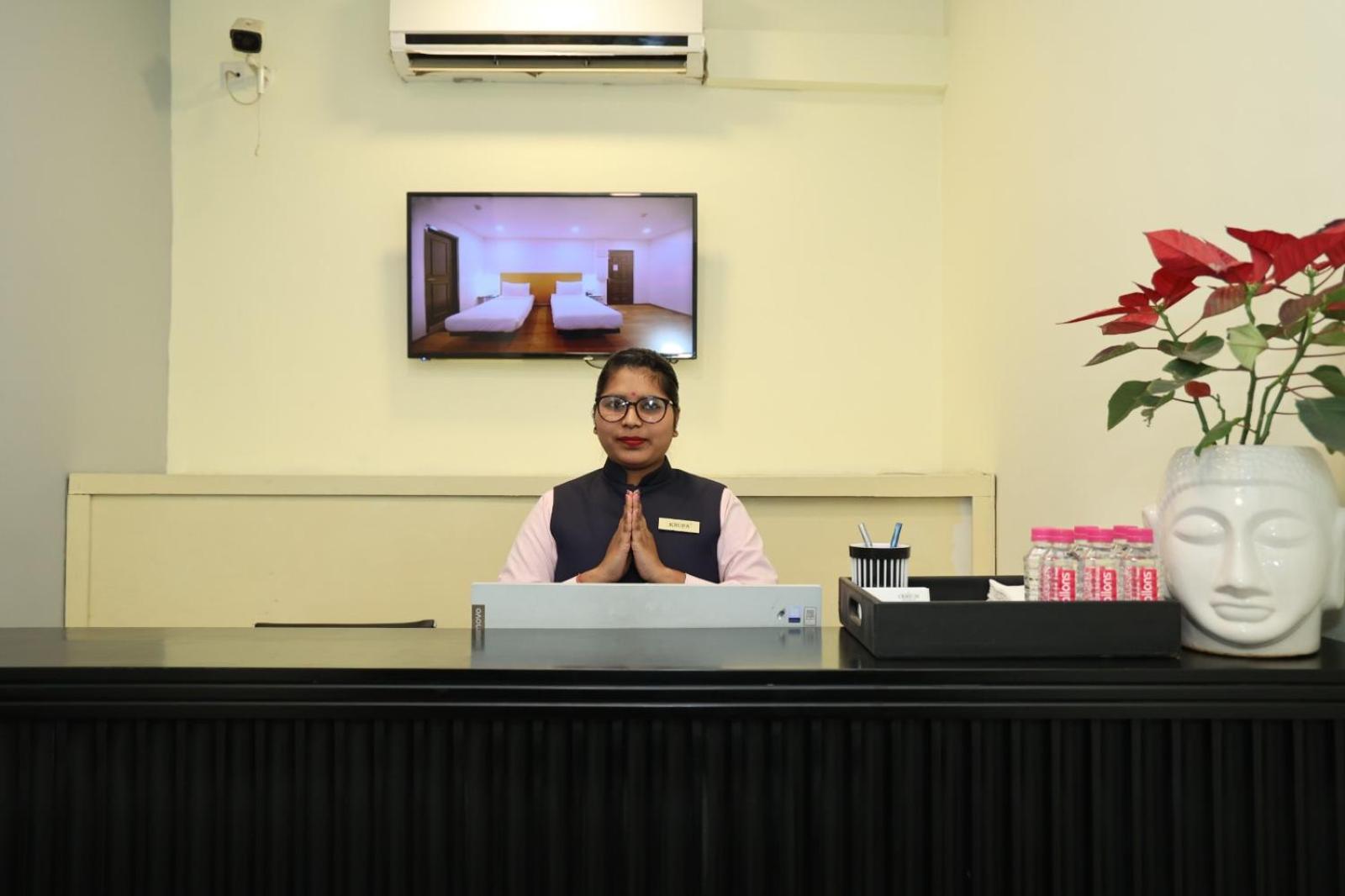 Crayon Hotels Gandhinagar Buitenkant foto