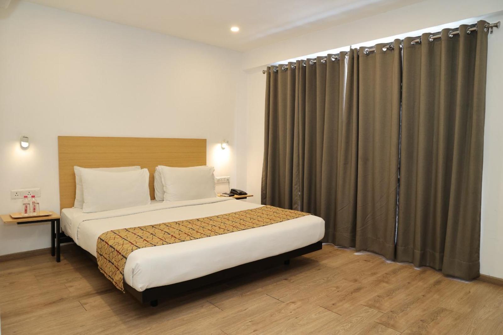 Crayon Hotels Gandhinagar Buitenkant foto