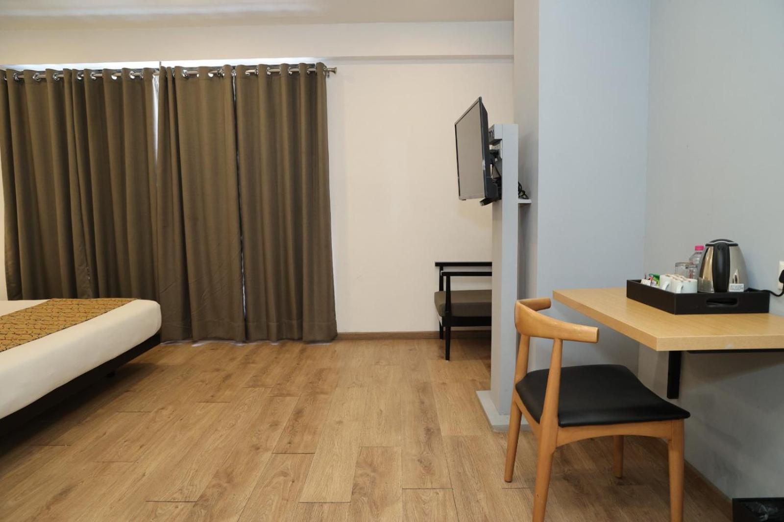 Crayon Hotels Gandhinagar Buitenkant foto